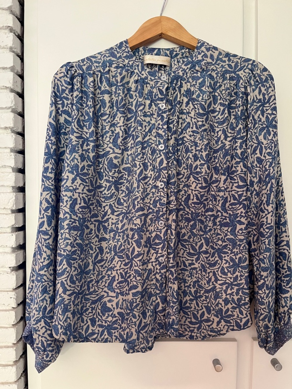 Natalie Martin. ‘Tolan’. 100% silk. Shell buttons. Small. Like new.